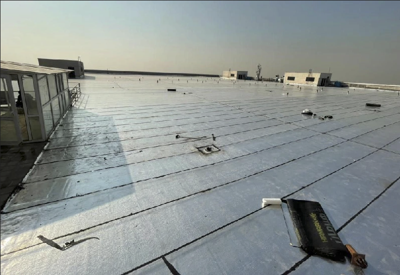 Flachdach mit Bitumenabdichtung in Hamburg – große Dachfläche mit verschweißten Bahnen und Durchdringungen, bereit für Reparatur oder Sanierung